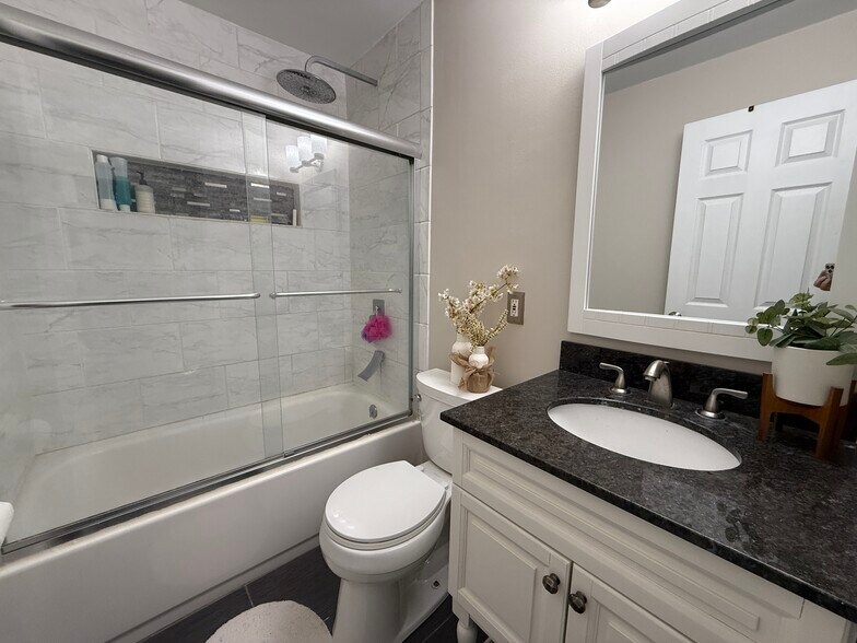 Building Photo - 206 Kissane Ave