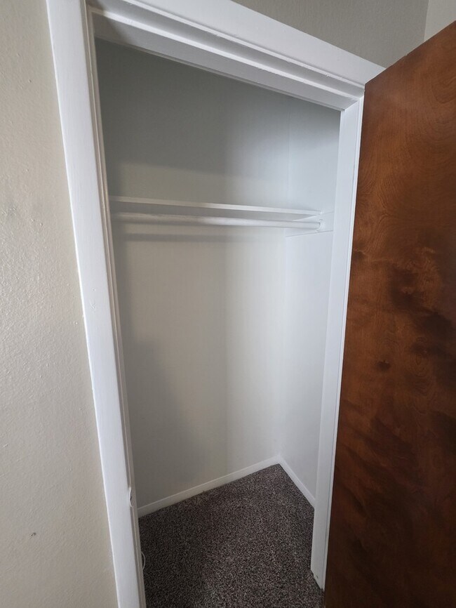 Building Photo - 2 story townhome, 3 bed 2 bath