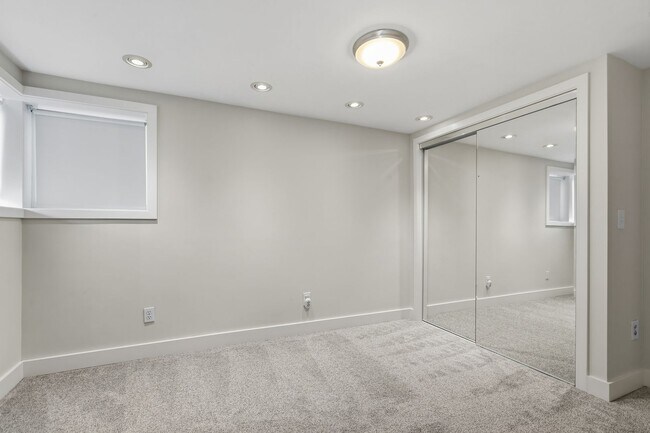 Building Photo - 5306 Beach Dr SW