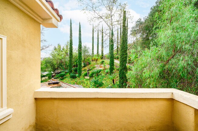 Building Photo - Elegant 5BR Furnished Estate with Pool & G...
