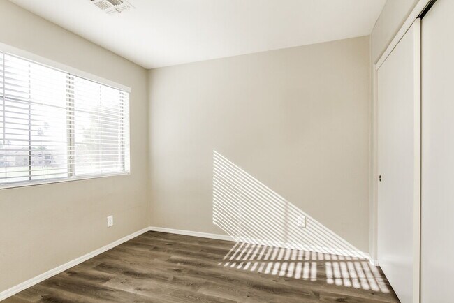 Building Photo - 1410 E June St