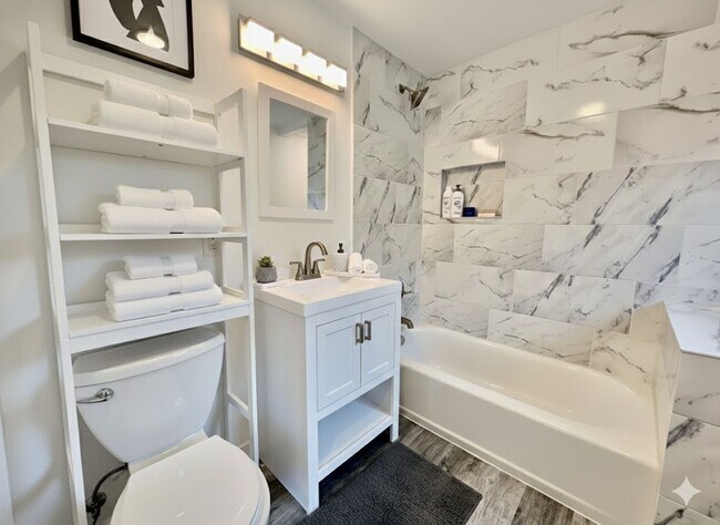 Building Photo - Modern Luxury Meets Small Town Charm in Your New Gladstone Home! Water,Sewer, PGE & NW Natural in...