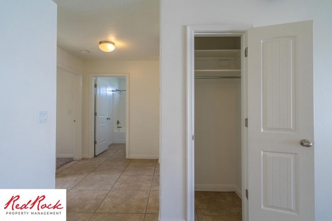 Building Photo - Inviting 3-Bedroom Home with Garage and Pr...