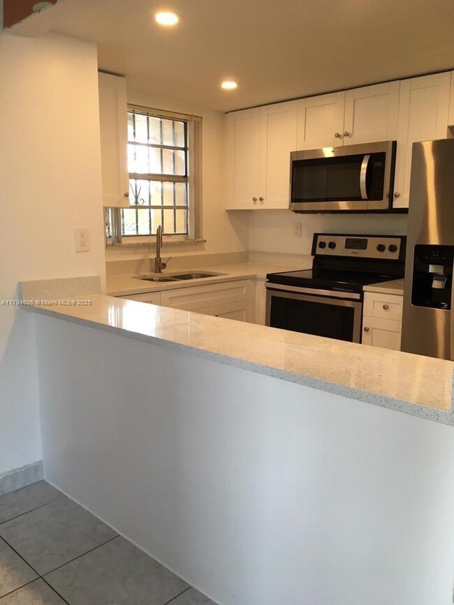 Building Photo - 8897 Fontainebleau Blvd