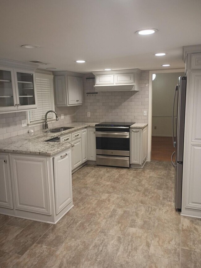 Building Photo - Classic Charm Meets Modern Comfort