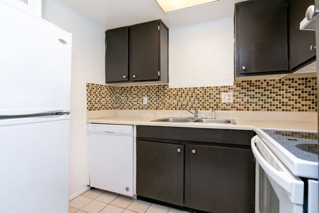 Building Photo - 944 N Lake Destiny Rd