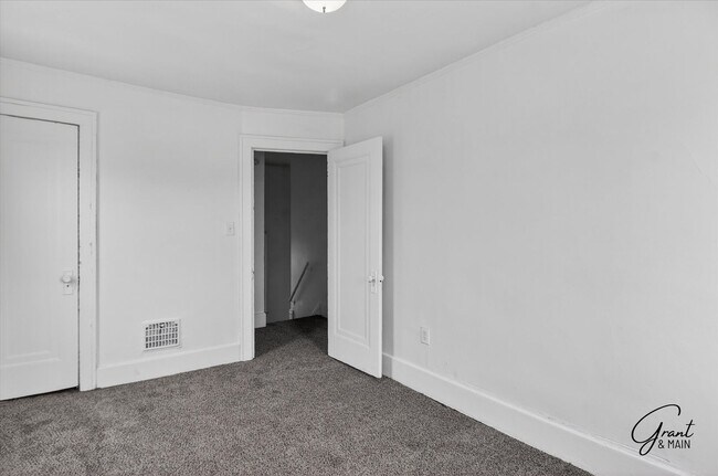 Building Photo - $1300 3 bedrooms