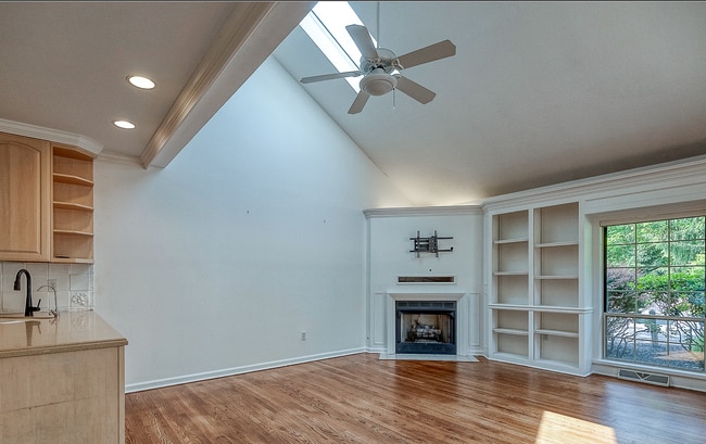 Building Photo - Fox Chapel Luxury Townhome, 4 Bedrooms, 3.5 Bathrooms, 3 Care Garage, Finished Basement.