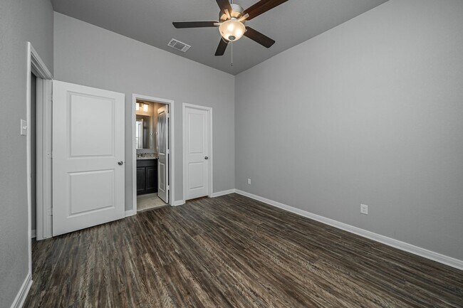 Building Photo - 521 Fallbrook Dr