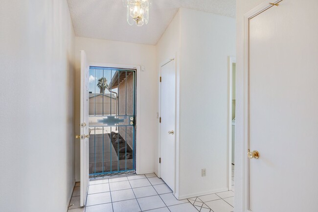 Building Photo - Beautiful, Clean 3Bdrm, 2ba home on East s...