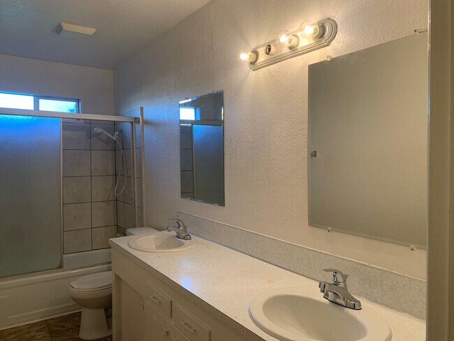 Building Photo - 4 bedroom home in convenient location on Alta Mesa Dr.