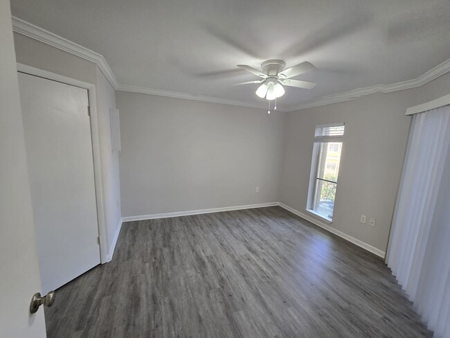 Building Photo - Chic 1-bedroom and 1 bathroom Condo Unit I...