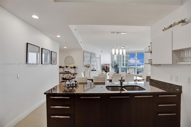 Building Photo - 15901 Collins Ave