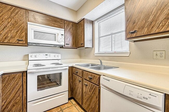 Building Photo - 3130 Walnut Bend Ln