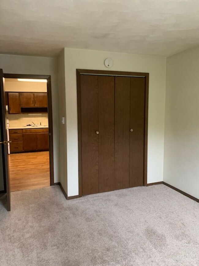 Building Photo - 2 Bedroom, 1 Bath Second Floor Apartment i...