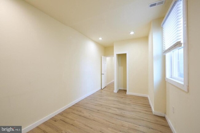 Building Photo - 1558 N Randolph St