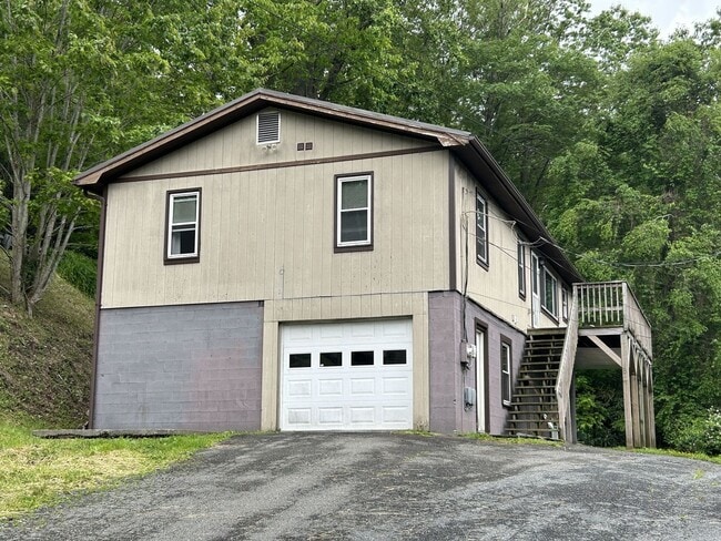 Primary Photo - Three-Bedroom Upper Duplex Near Downtown B...