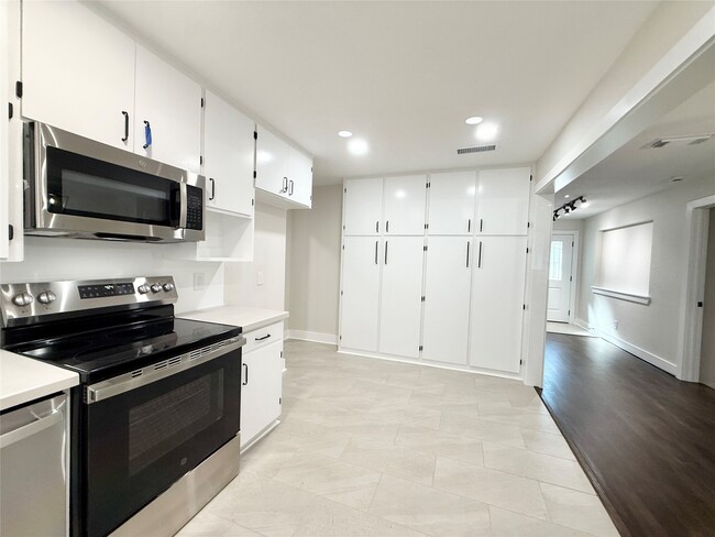 Building Photo - 318 Caladium St