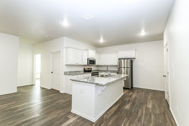 Building Photo - 3 Bedroom Townhome