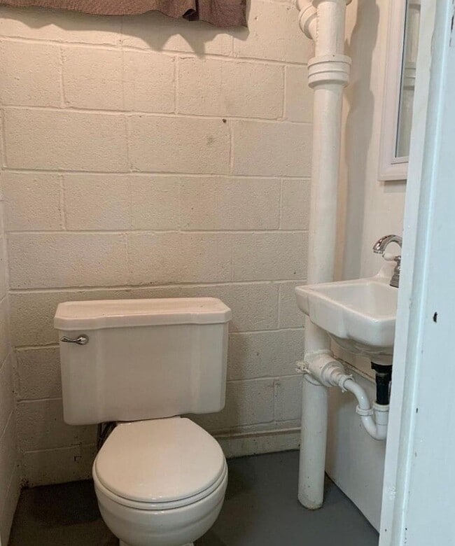 Building Photo - 525 Hilton Dr