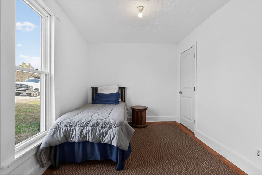 Building Photo - 992 N Maple St