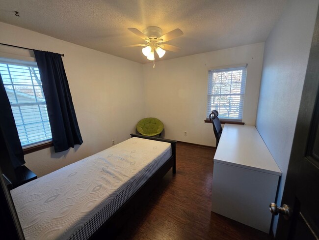 Building Photo - 802 Brentwood Ave