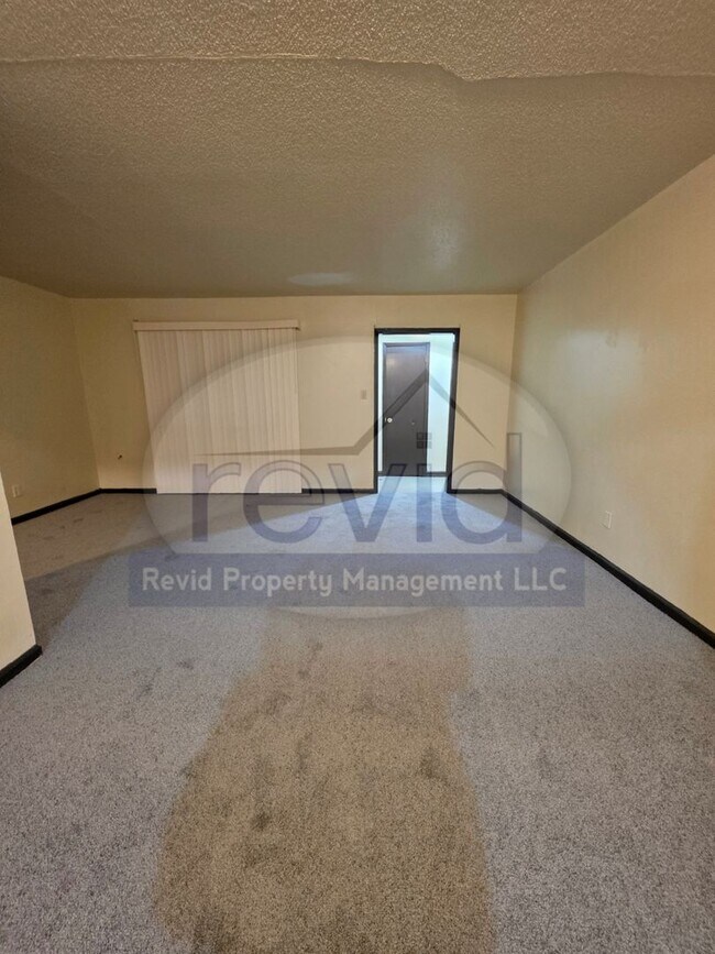 Interior Photo - 1861 Corning