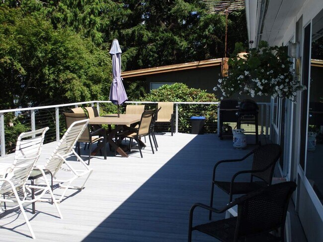 Building Photo - Charming Partially Furnished Waterfront Home in Gig Harbor