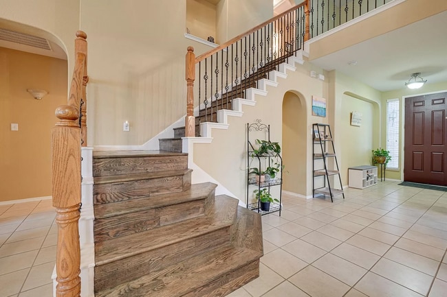 Building Photo - 5517 Crimson Oaks Dr