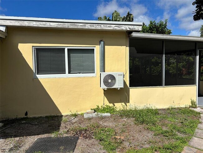 Building Photo - 1443 NE 56th St