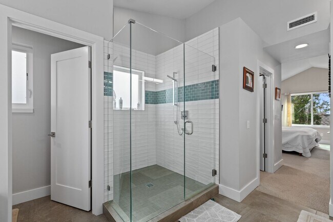 Building Photo - 5Bd/3.25Ba Seattle House