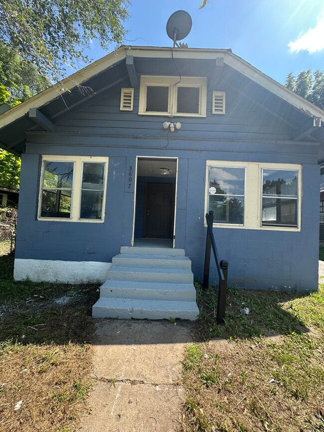 Building Photo - This is a 3bedroom 1 Full bathroom house which has a spacious living room, dining room and full k...