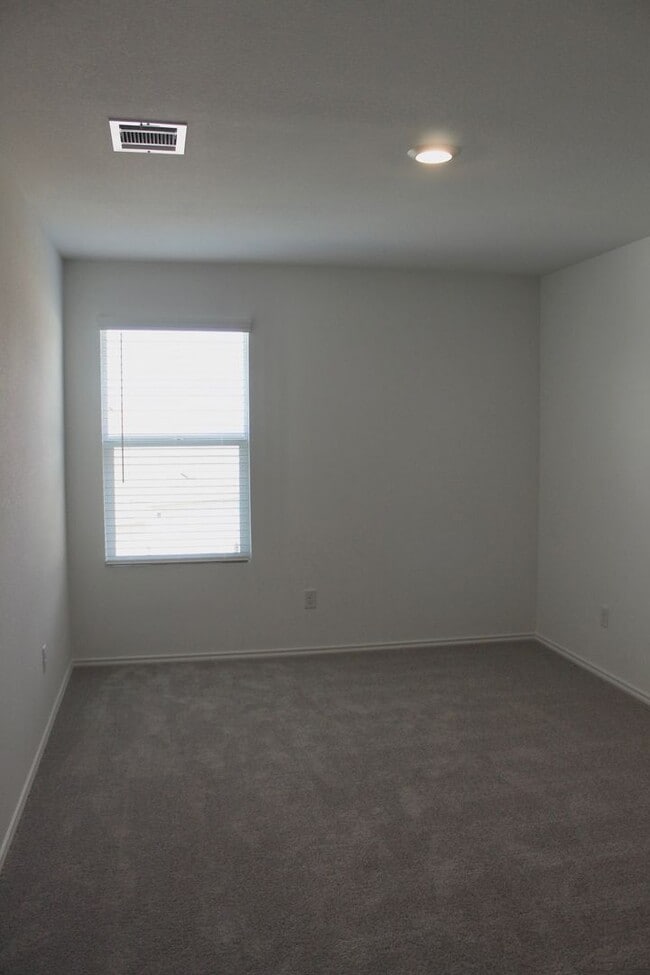 Building Photo - 5 bedroom, 3 bath, and over 2000 sqft!!!!