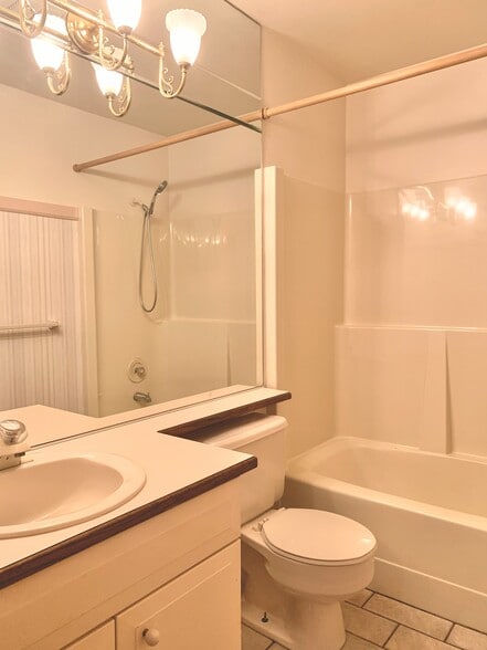 main bath tub/shower - 1548 Panorama Dr