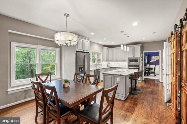 Building Photo - 10303 Bear Creek Dr