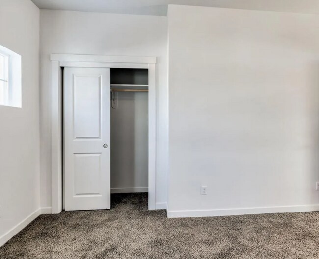 Building Photo - Stylish Townhome with Room to Relax & Ente...
