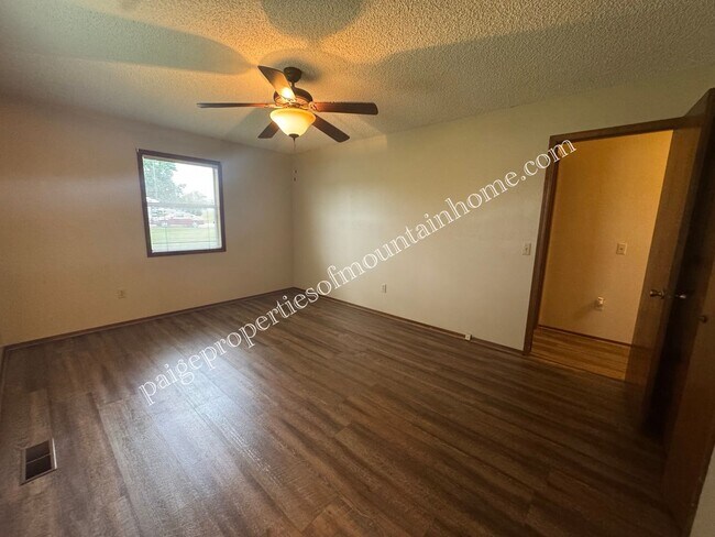 Building Photo - Post Oak Home