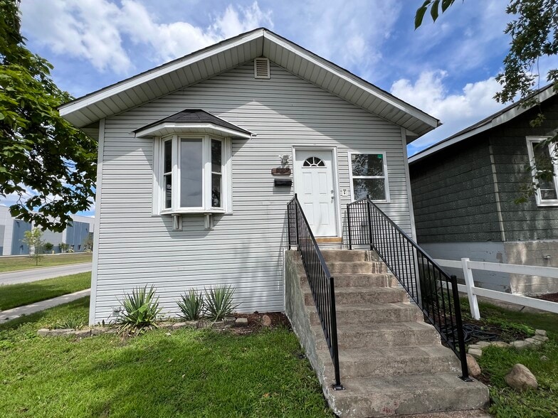 Primary Photo - 1122 W 144th St