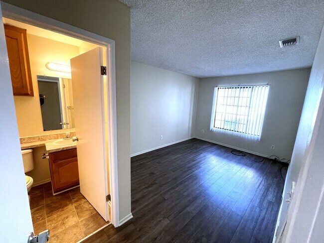 Building Photo - 2 bedrooms, 2 baths, 2 parking spaces! Cen...