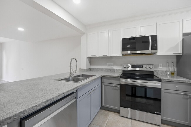 Building Photo - 642 NE 195th St