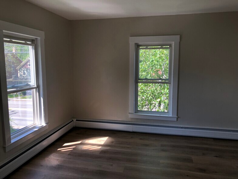 Building Photo - 995 Western Ave