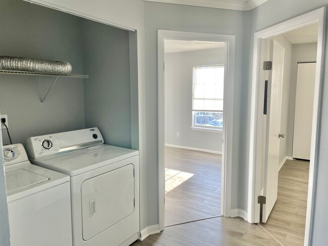 Building Photo - Sunny and Bright Virginia Beach Apartment