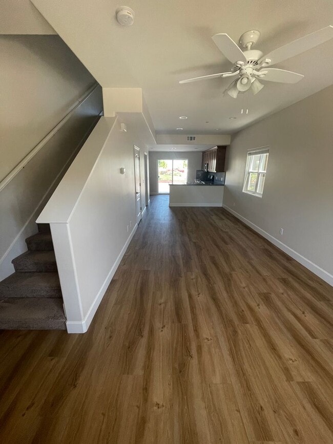 Building Photo - 2 bed, 2.5 bathroom Townhouse