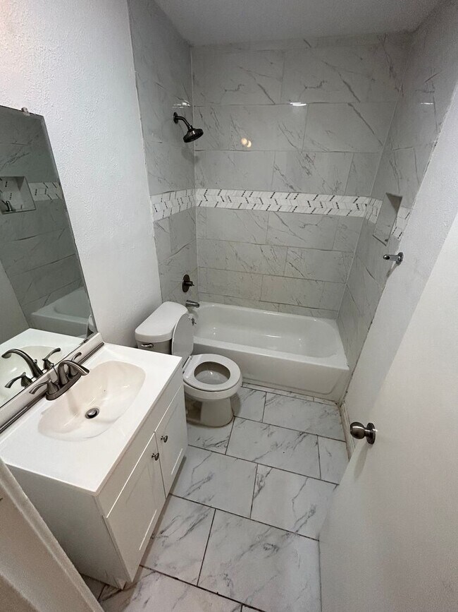 Building Photo - Fabulously maintained 1 bedroom with beautiful surrounding
