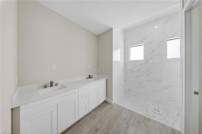 Building Photo - 1204 Moore Ave