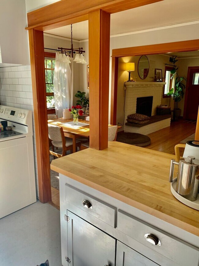 Building Photo - Charming 3 Bed, 2 Bath Craftsman in Missoula’s Coveted University Area