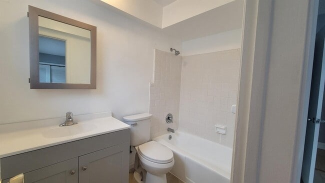 Building Photo - 1821 NE 56th St