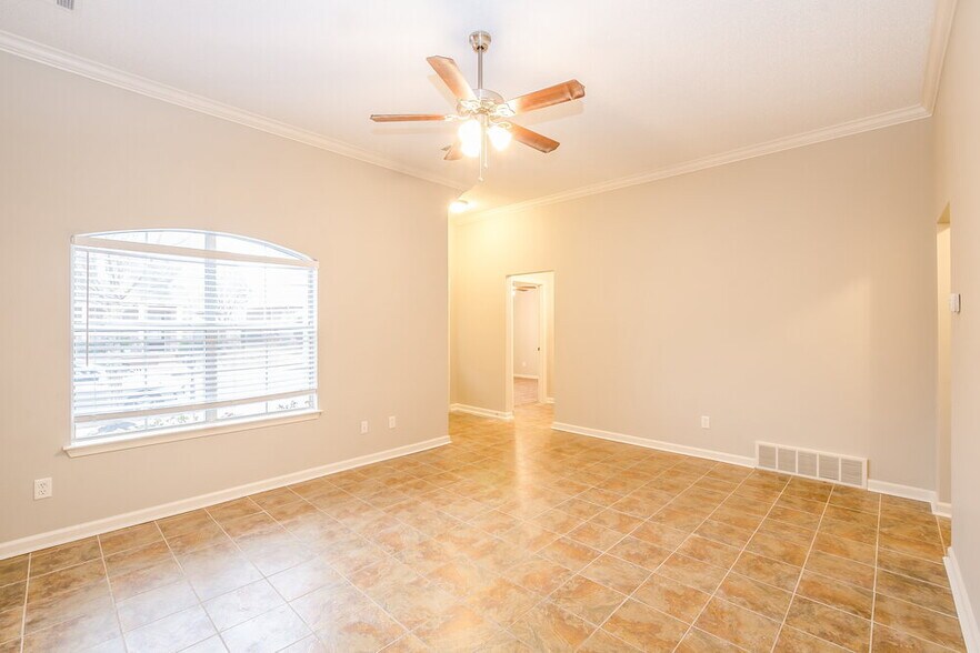 Building Photo - 10222 Evening Hill Dr