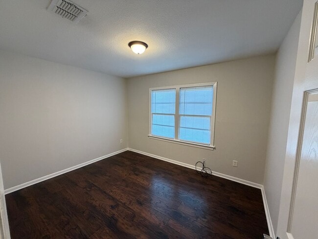 Building Photo - Charming 3-Bedroom Home in Convenient Boss...