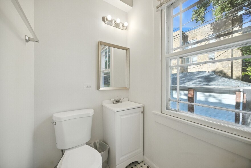 Building Photo - 627 Library Pl